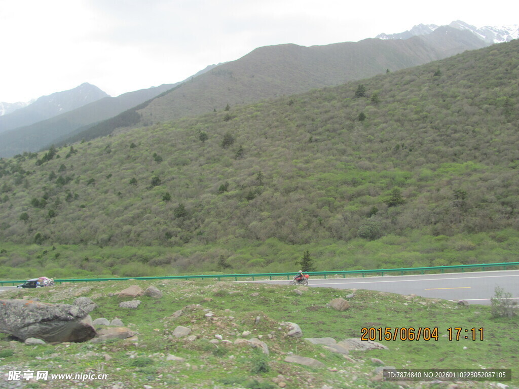 山间公路旁的开阔自然景致