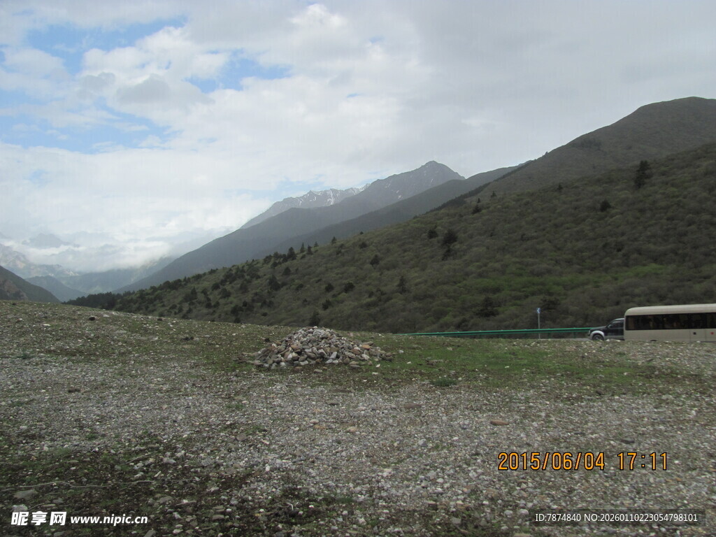 山间碎石地与远处山峦