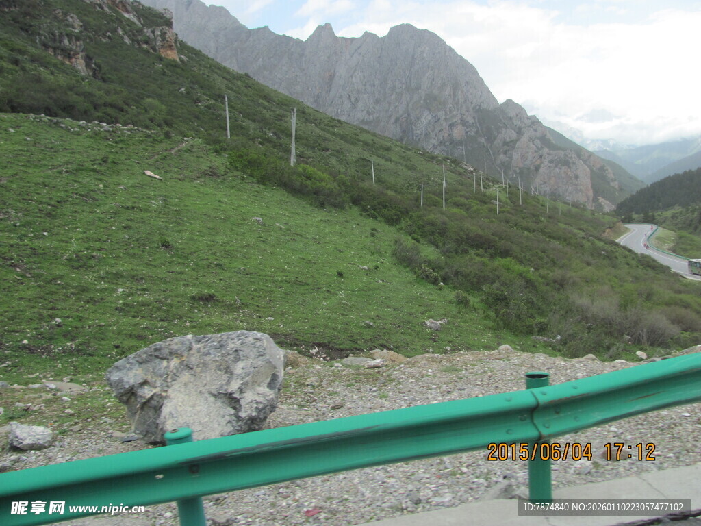 山间公路旁的绿色护栏景观