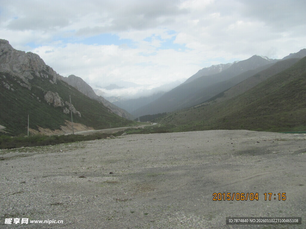 山间开阔谷地风景