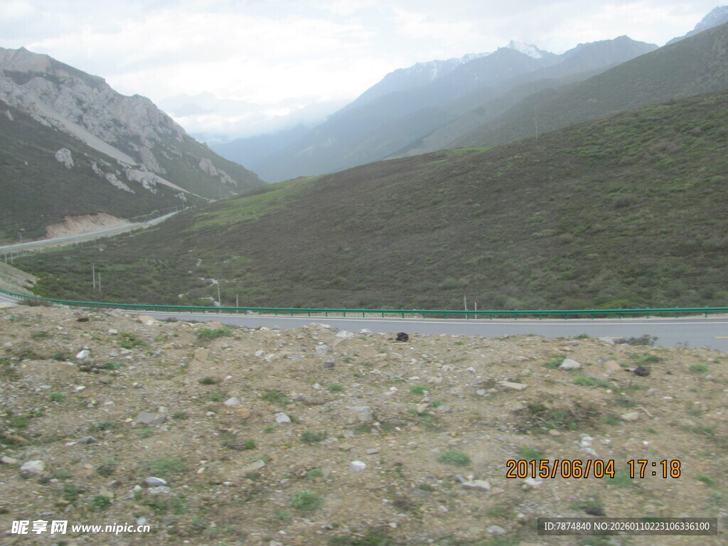 山间开阔地与远处山峦