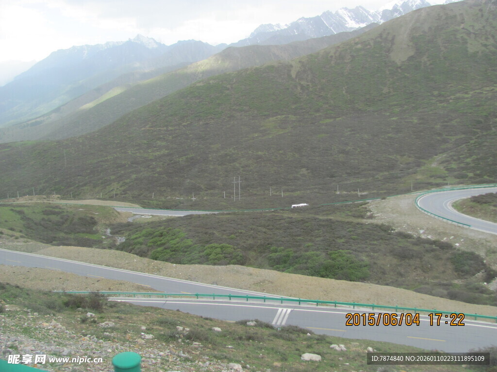 蜿蜒山间公路风景