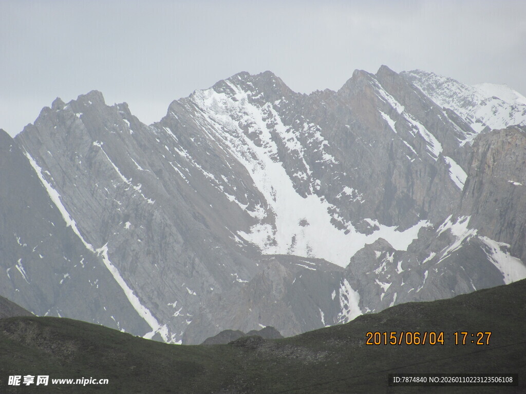 巍峨雪山壮丽景观