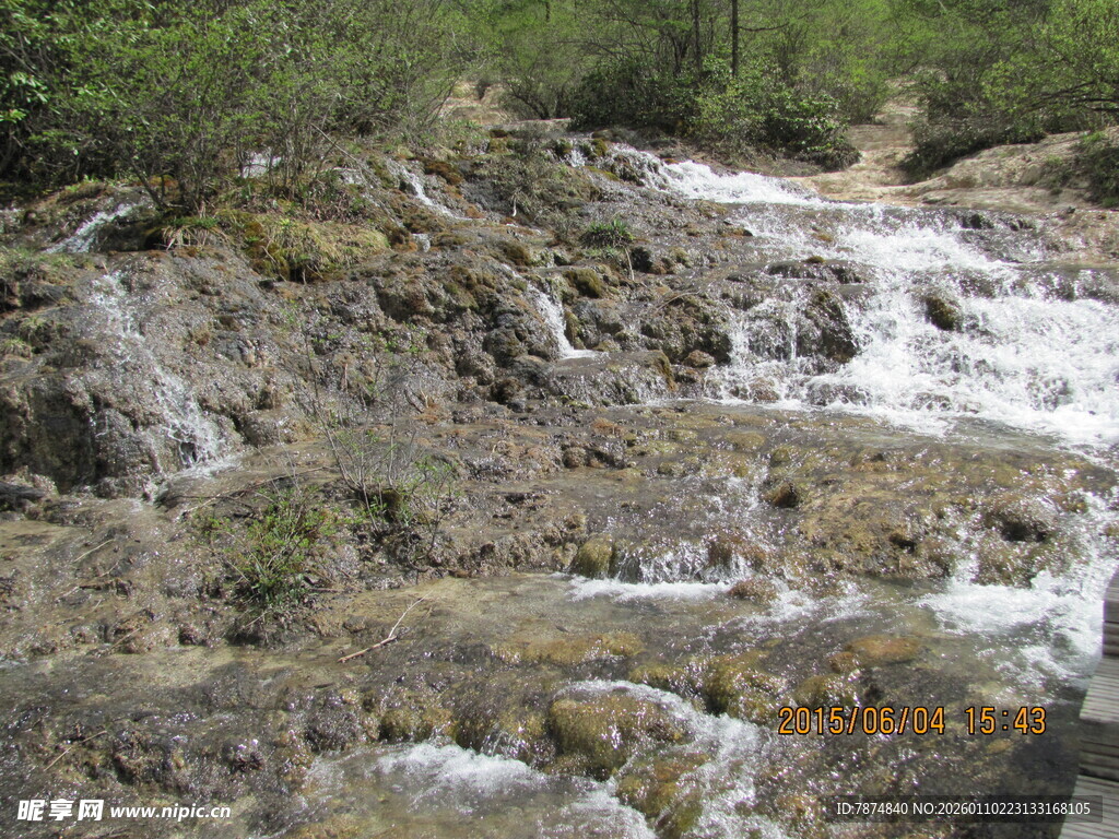 山间潺潺小瀑布