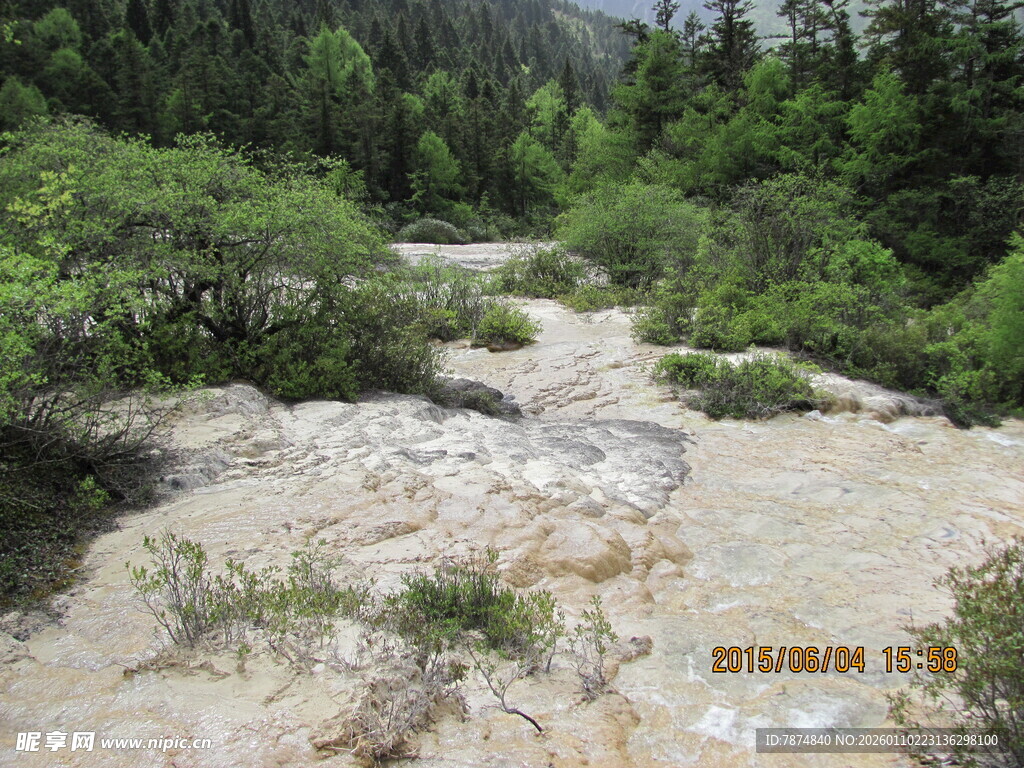 山间湍急溪流 绿意环绕