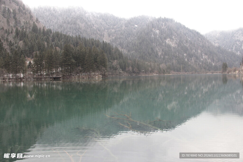 雪山下的静谧碧绿湖水