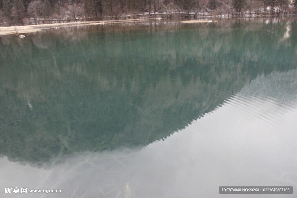 平静湖水倒映岸边景致