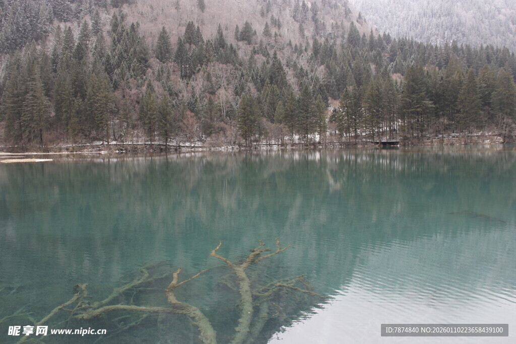 宁静湖景与远山相映成趣