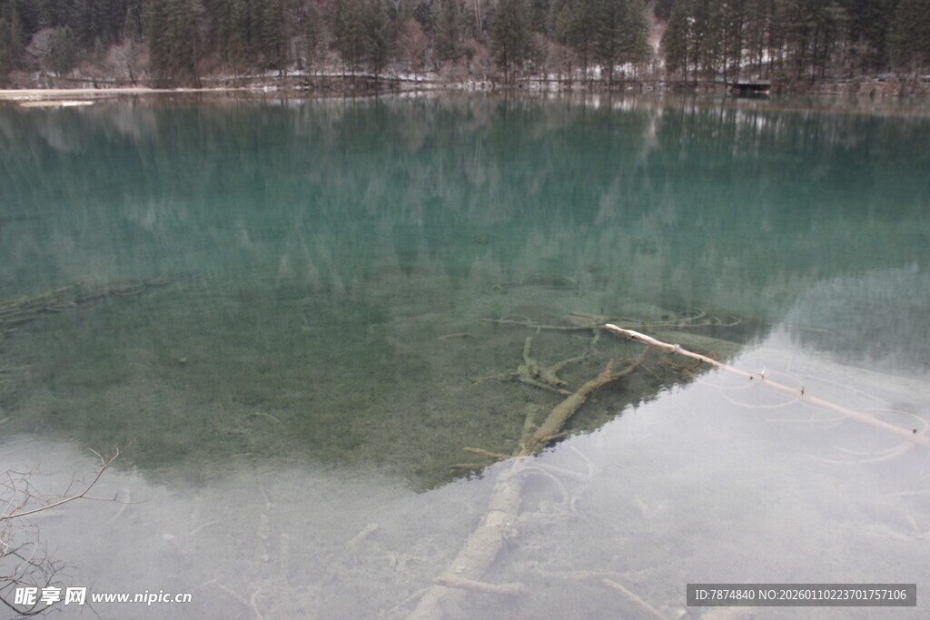 清澈湖水与岸边景象