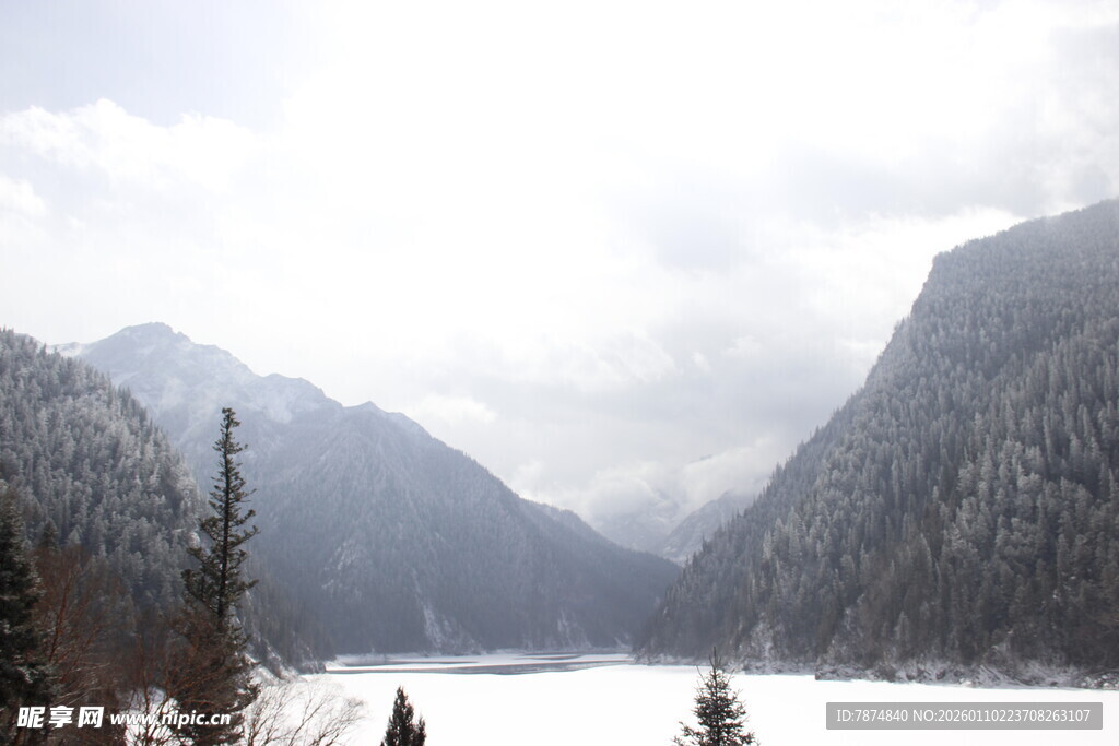 冬日雪山湖泊静谧美景