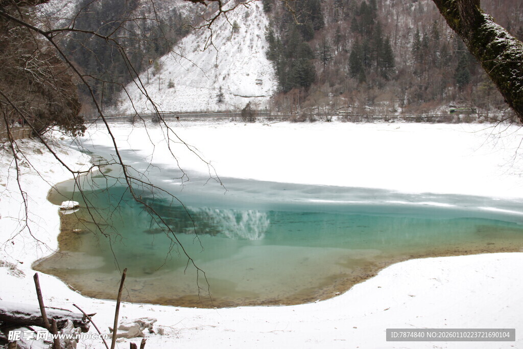 冬日雪覆下的幽蓝湖水