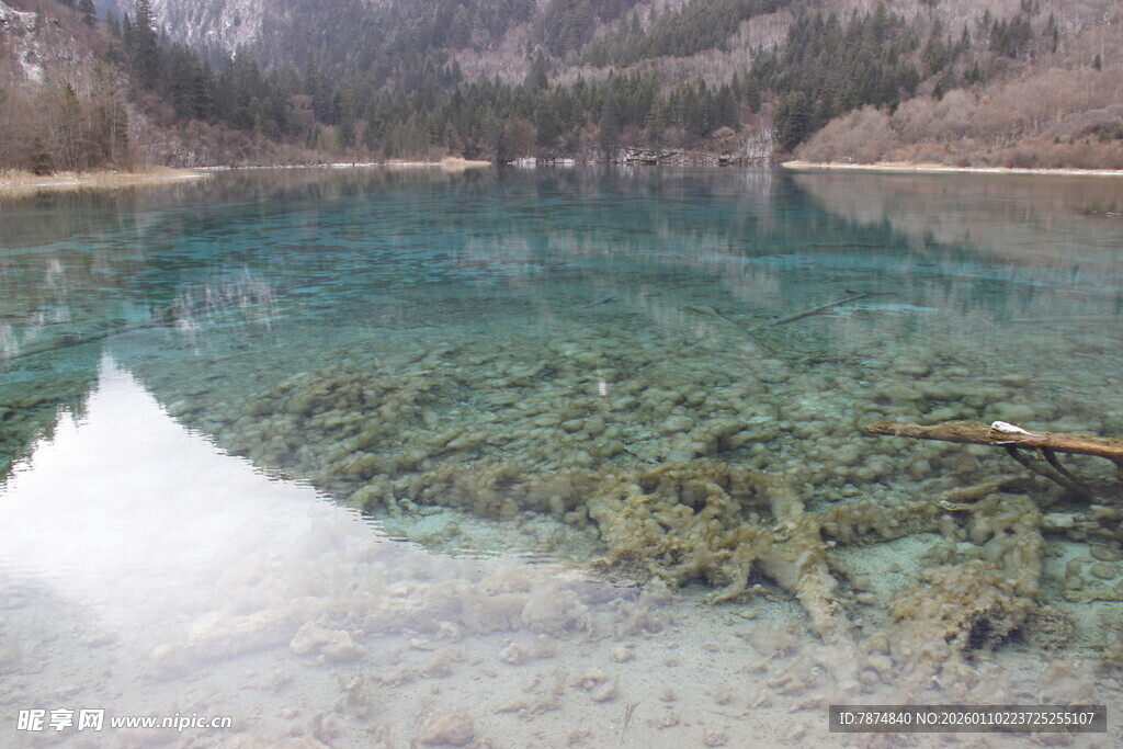 清澈幽蓝的山间静谧湖水