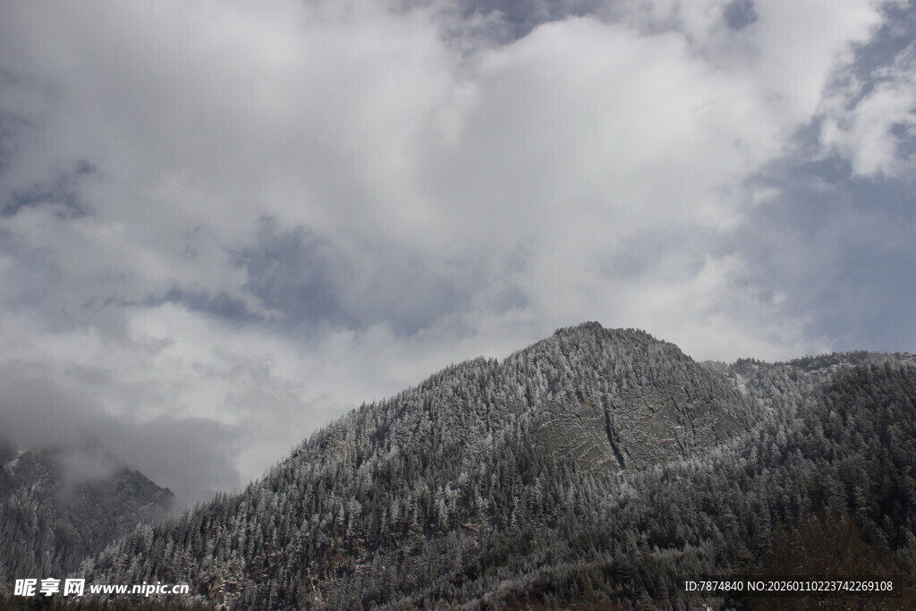 巍峨雪山云雾缭绕美景