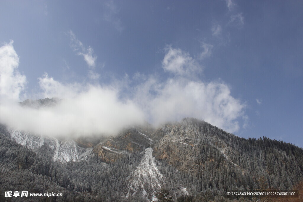云雾缭绕的壮丽山峦