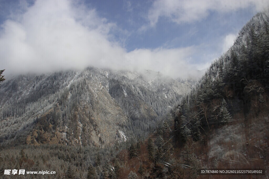 壮丽雪山山谷风景图