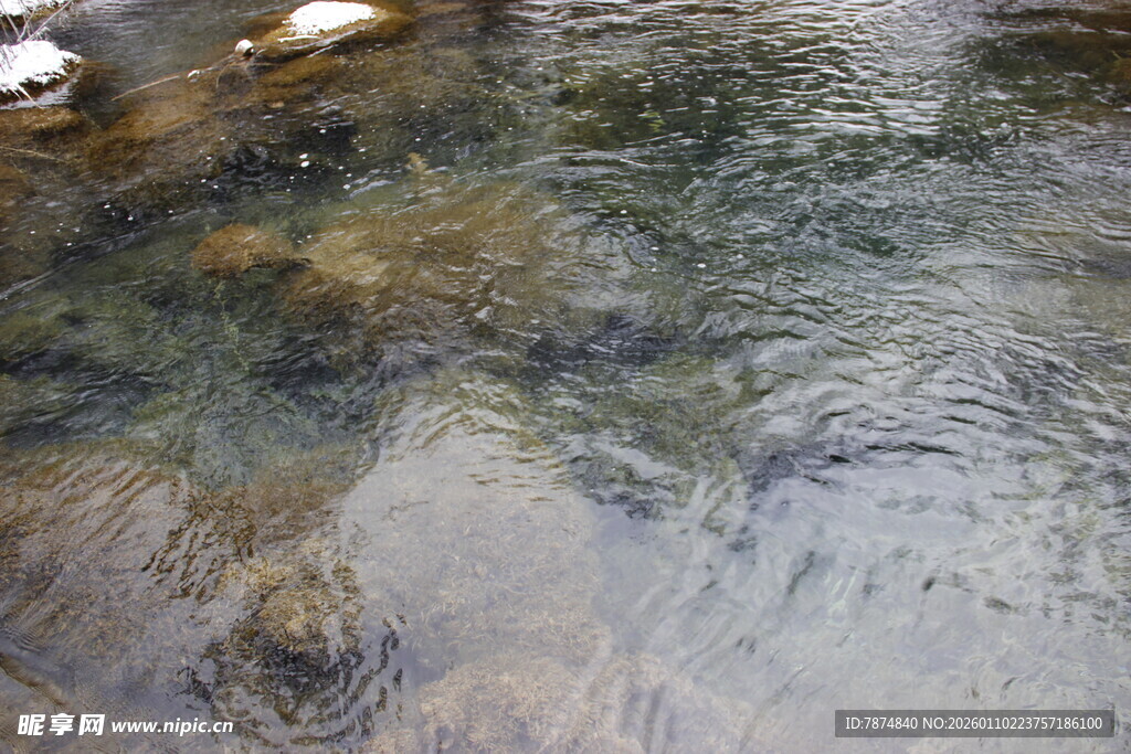 清澈溪流中的水波与石块