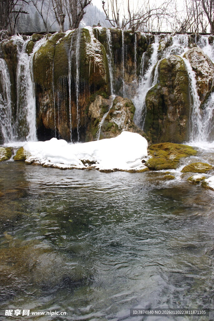 冬日冰雪覆盖的美丽瀑布