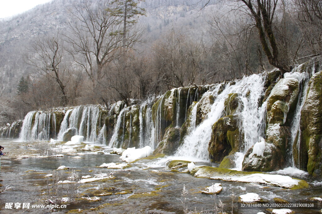 冬日冰封瀑布景观