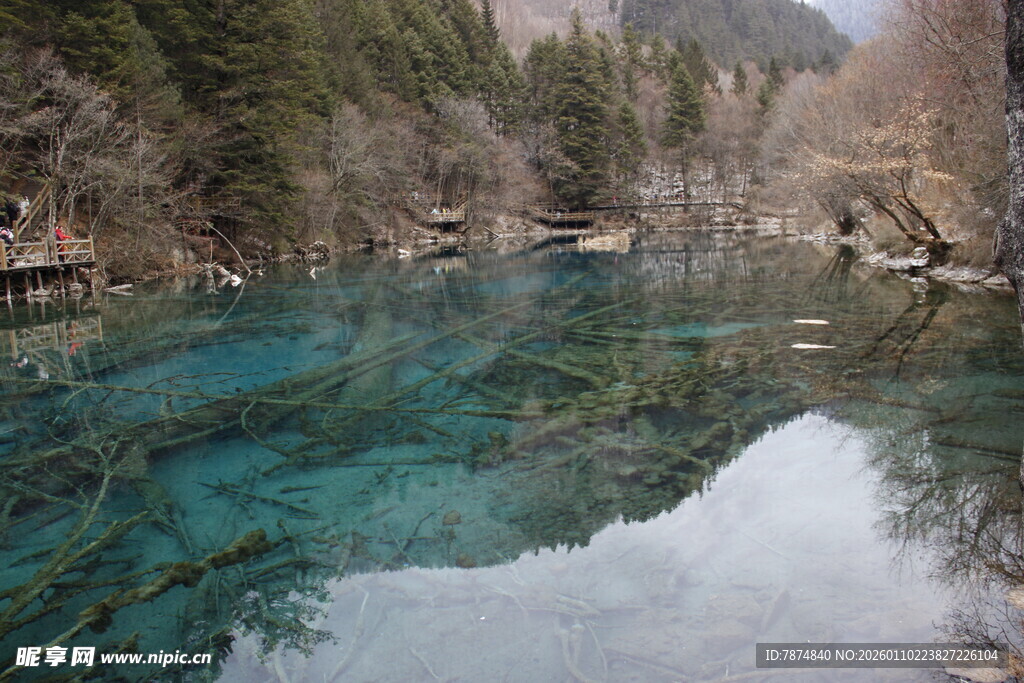 清澈幽蓝的山间静谧湖水