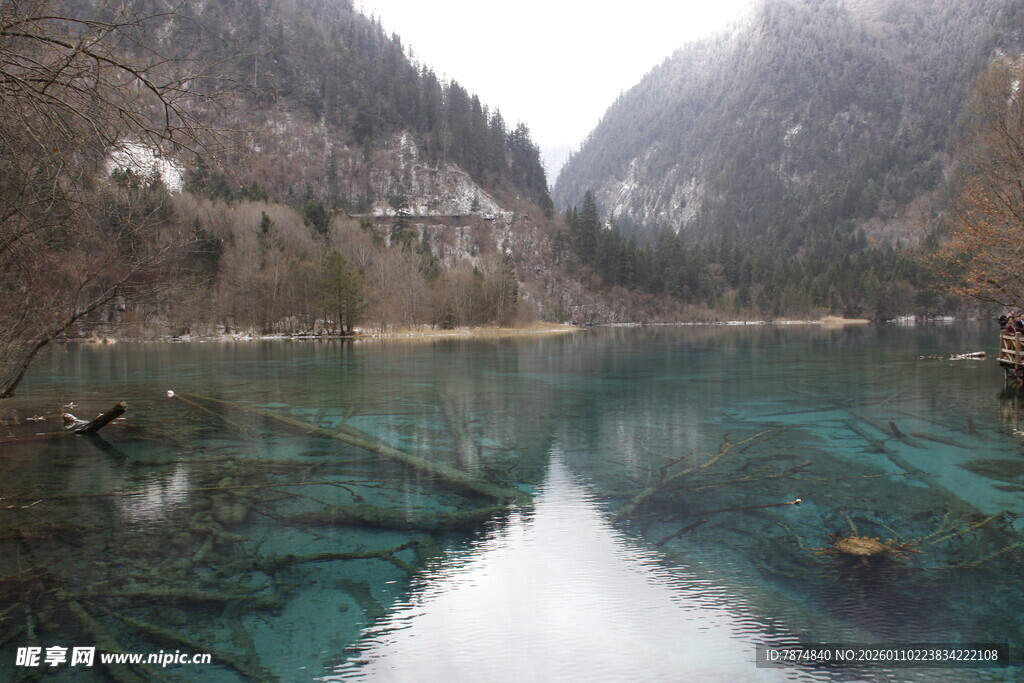山间幽蓝清澈的静谧湖水