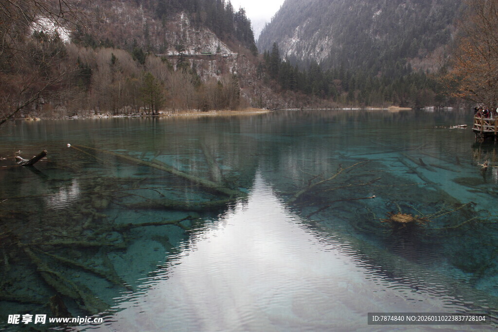 山间幽蓝湖水静谧美景