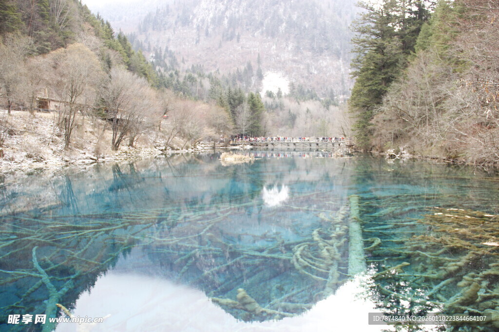 梦幻蓝湖 山林间的澄澈美景