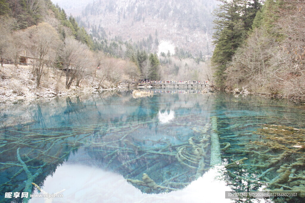 清澈幽蓝的山间美丽湖泊