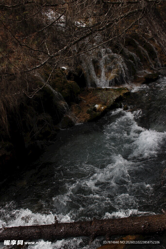 山间溪流湍急的自然景象