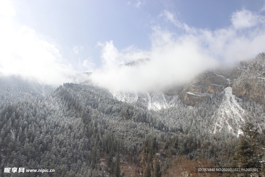 雪覆山峦云雾缭绕美景
