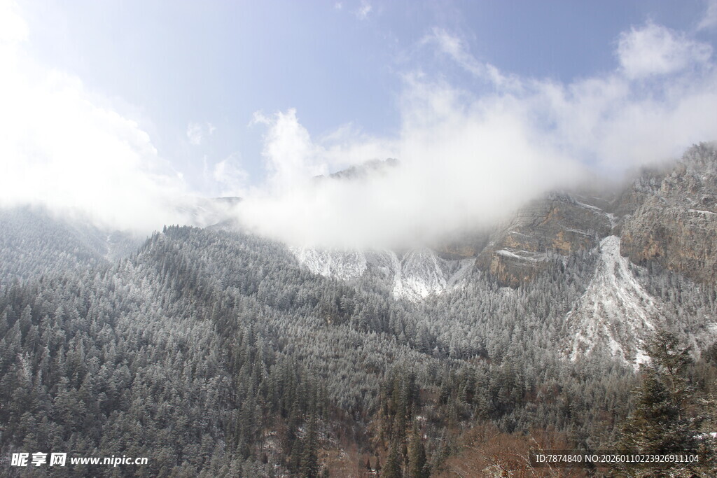 雪覆山峦云雾缭绕美景