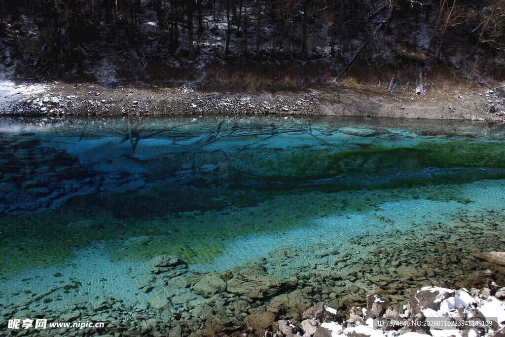 清澈幽蓝的山间湖水