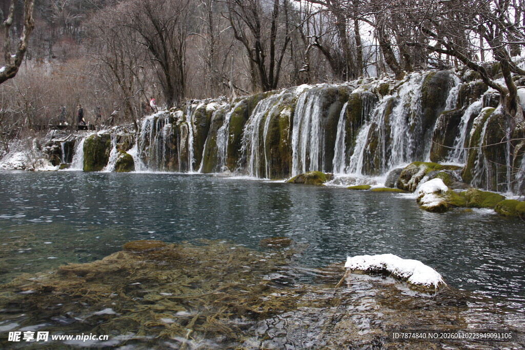 山间瀑布下的清澈水域