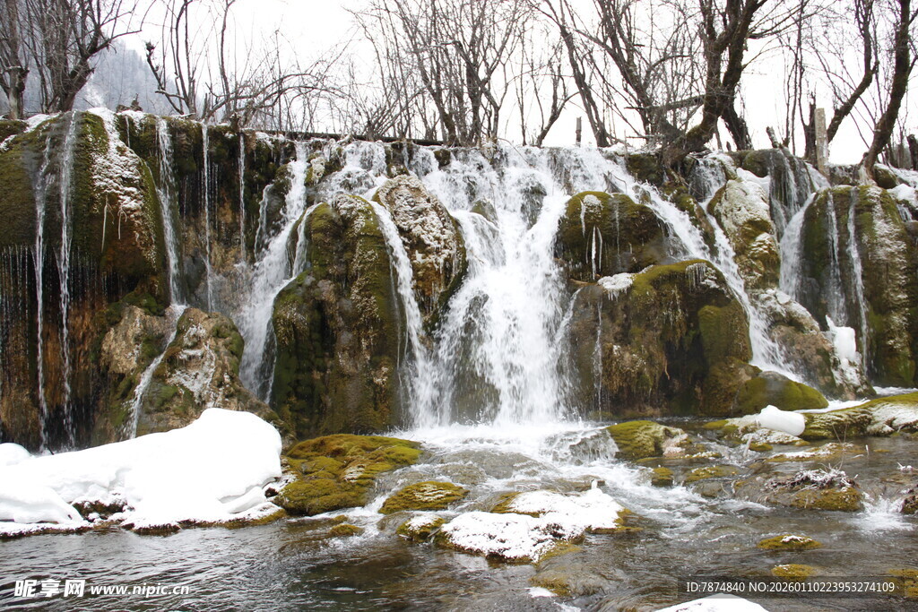 冬日冰雪覆盖的壮丽瀑布