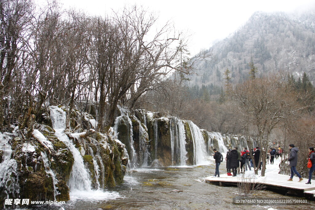 冬日瀑布景观 游人赏景