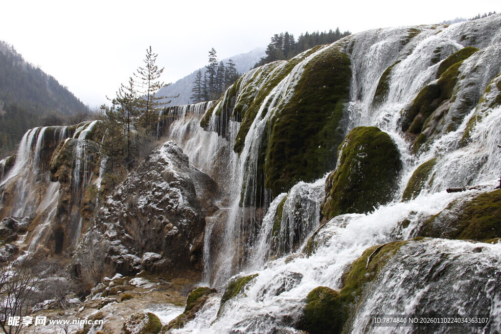 山间覆雪瀑布景观