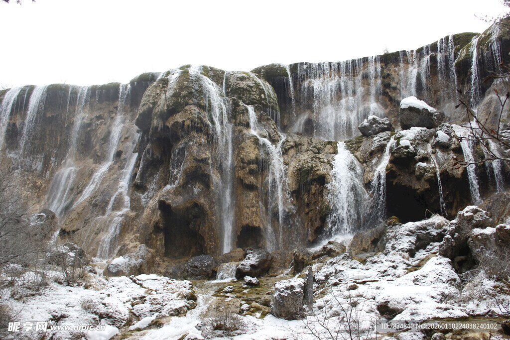 雪覆瀑布景观