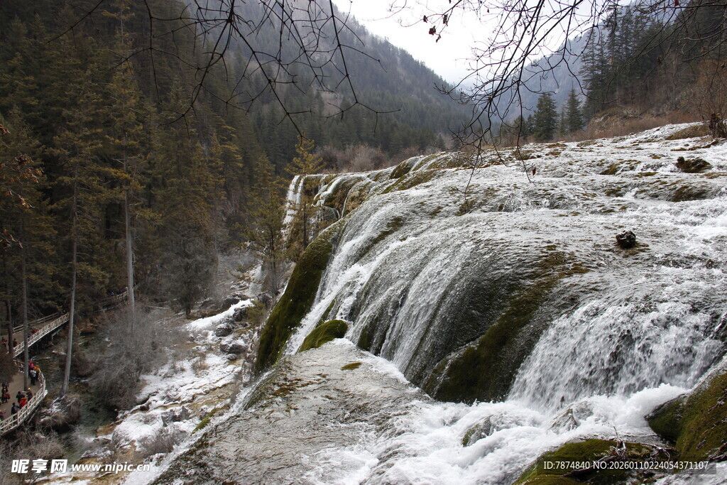 山间湍急瀑布自然美景