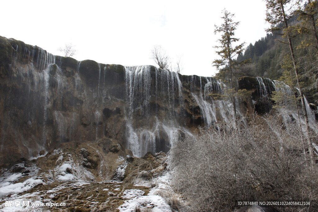 冬日山间冰瀑景观