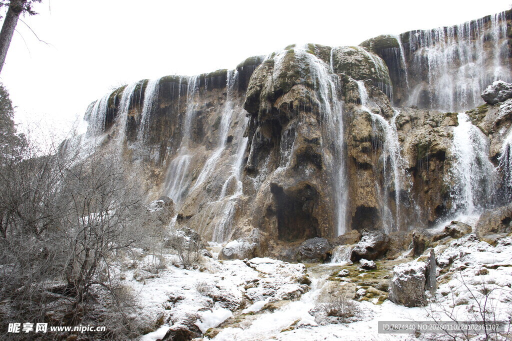 冬日冰雪覆盖的壮观瀑布