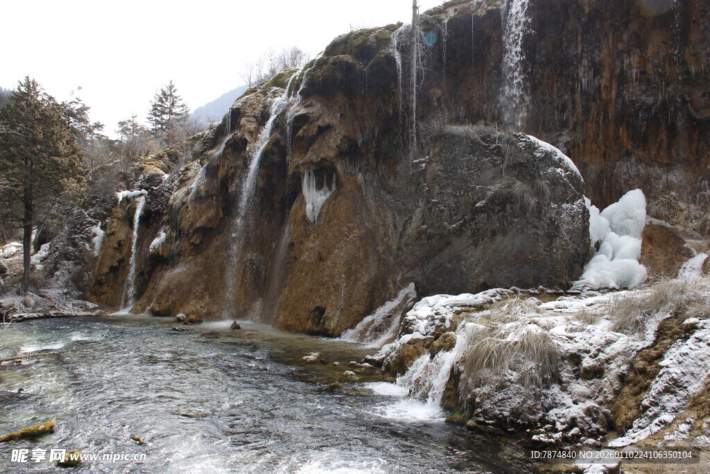 冬日山间瀑布溪流景观