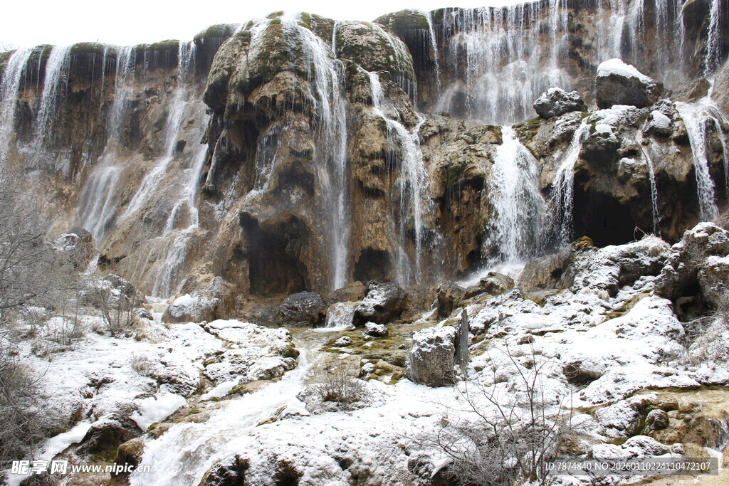 雪覆瀑布美景