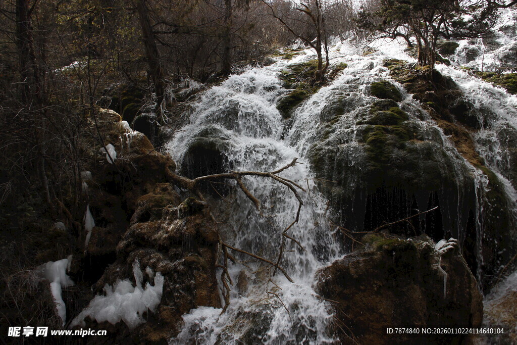 冬日山林中的潺潺瀑布
