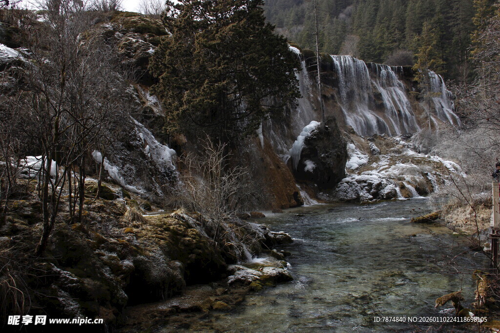 冬日溪流边的冰瀑景观