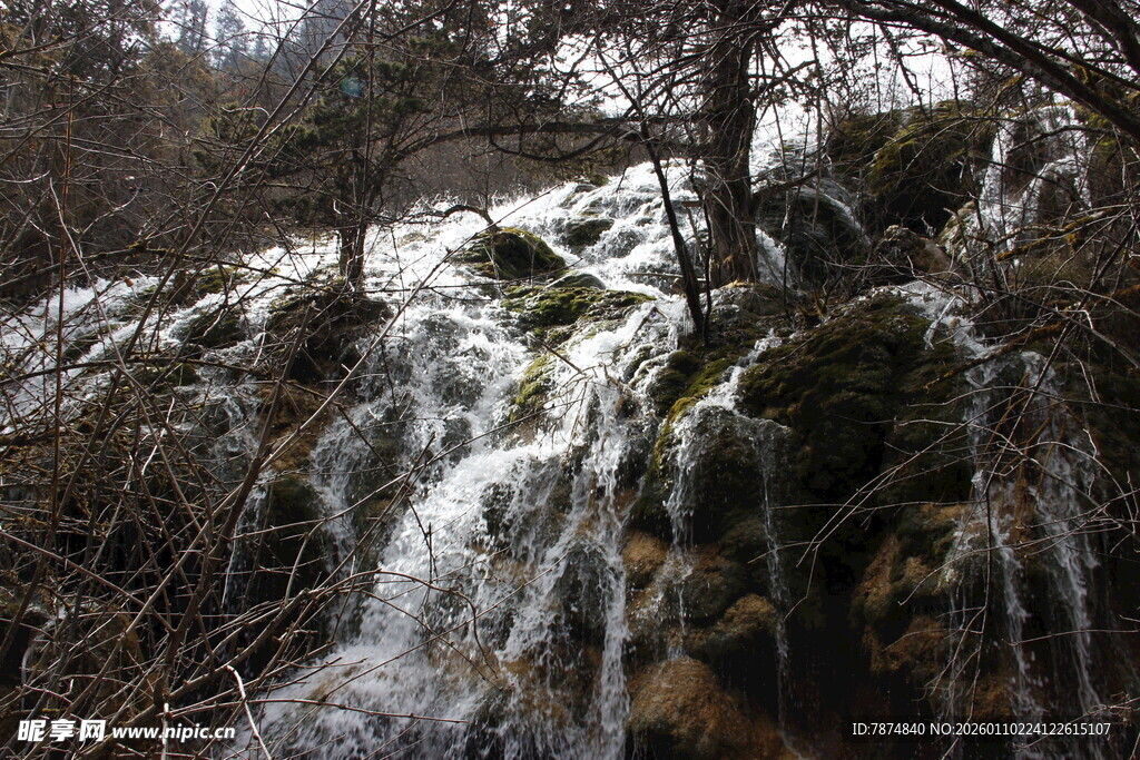 山间瀑布冬日景象