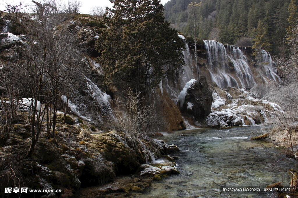 山间溪流瀑布冬日景致