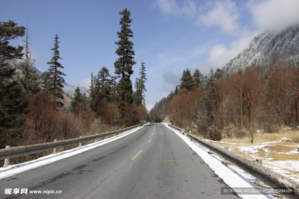 冬日山间公路风景