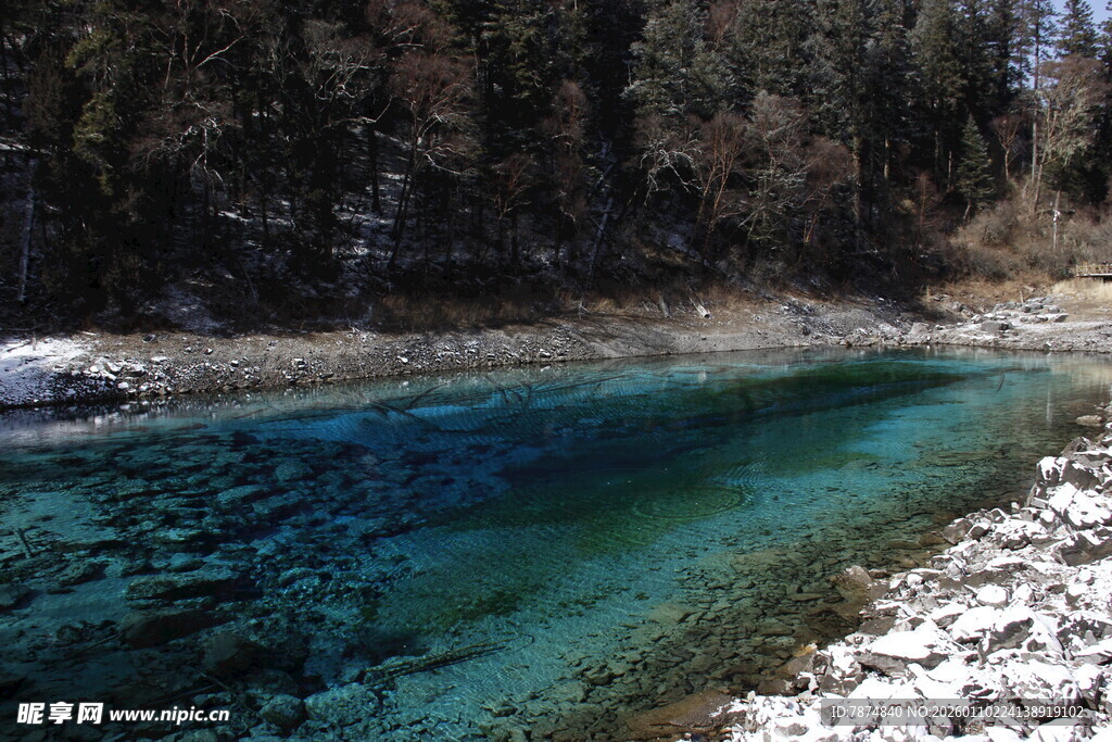 清澈幽蓝的山间静谧湖水