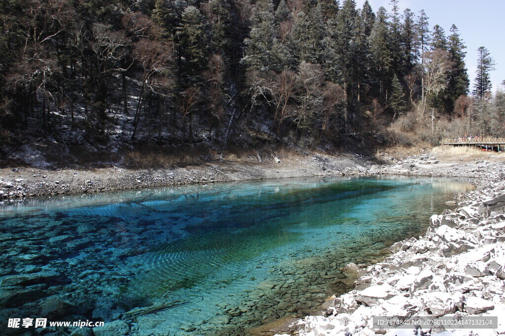 清澈蓝绿色的山间溪流
