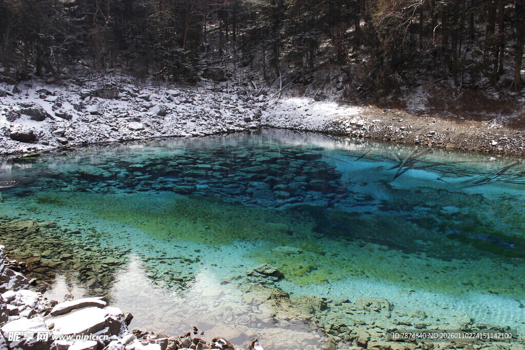 冬日蓝绿色清澈山间小湖