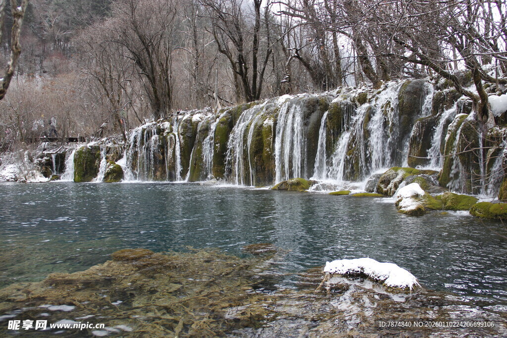 山间瀑布下的清澈水域